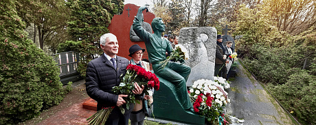 На Новодевичьем кладбище открыли памятник Юрию Григоровичу - НОВАТ